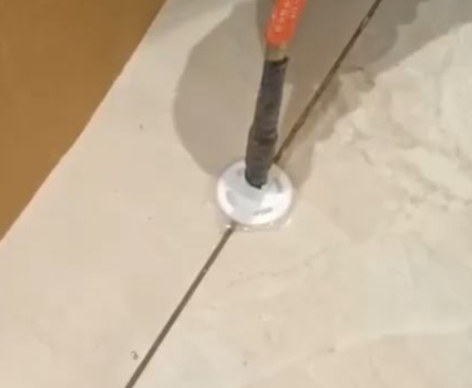 黄南瓷砖空鼓维修公司专业解答瓷砖在铺贴过程中，如果没有涂抹均匀到位的粘结材料（如水泥砂浆或瓷砖胶），可能会导致以下问题